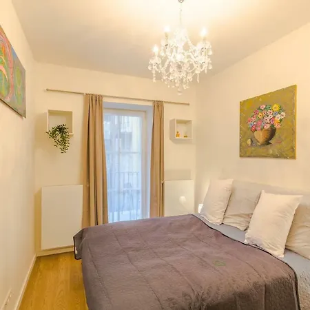 Διαμέρισμα Chateau Savoy, Serikova 8 *